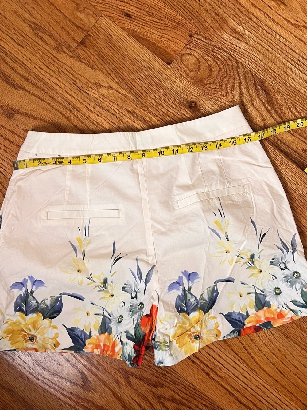 Express Floral-Print Cream High-Waist Women's Shorts - Picture 9 of 9